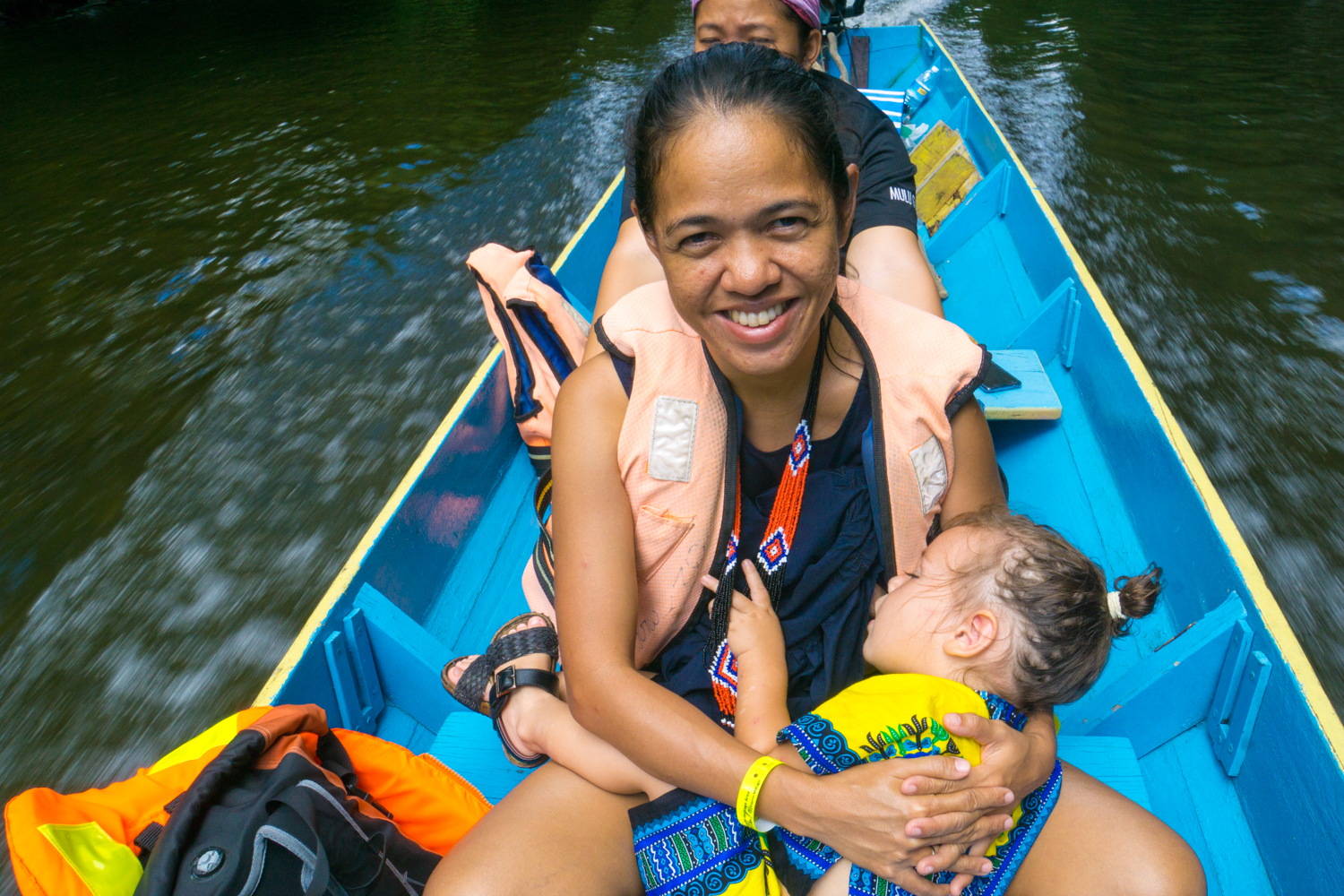 Itisha mit Kind auf dem Boot in Sarawak